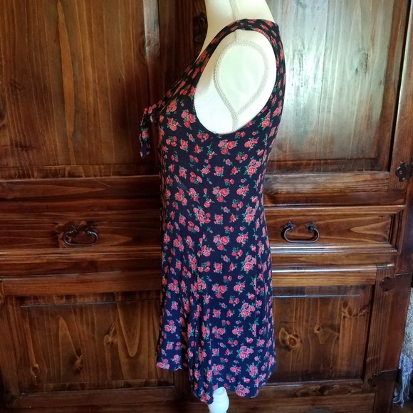 Flirty Sleevless Dress - Picture 2 of 8